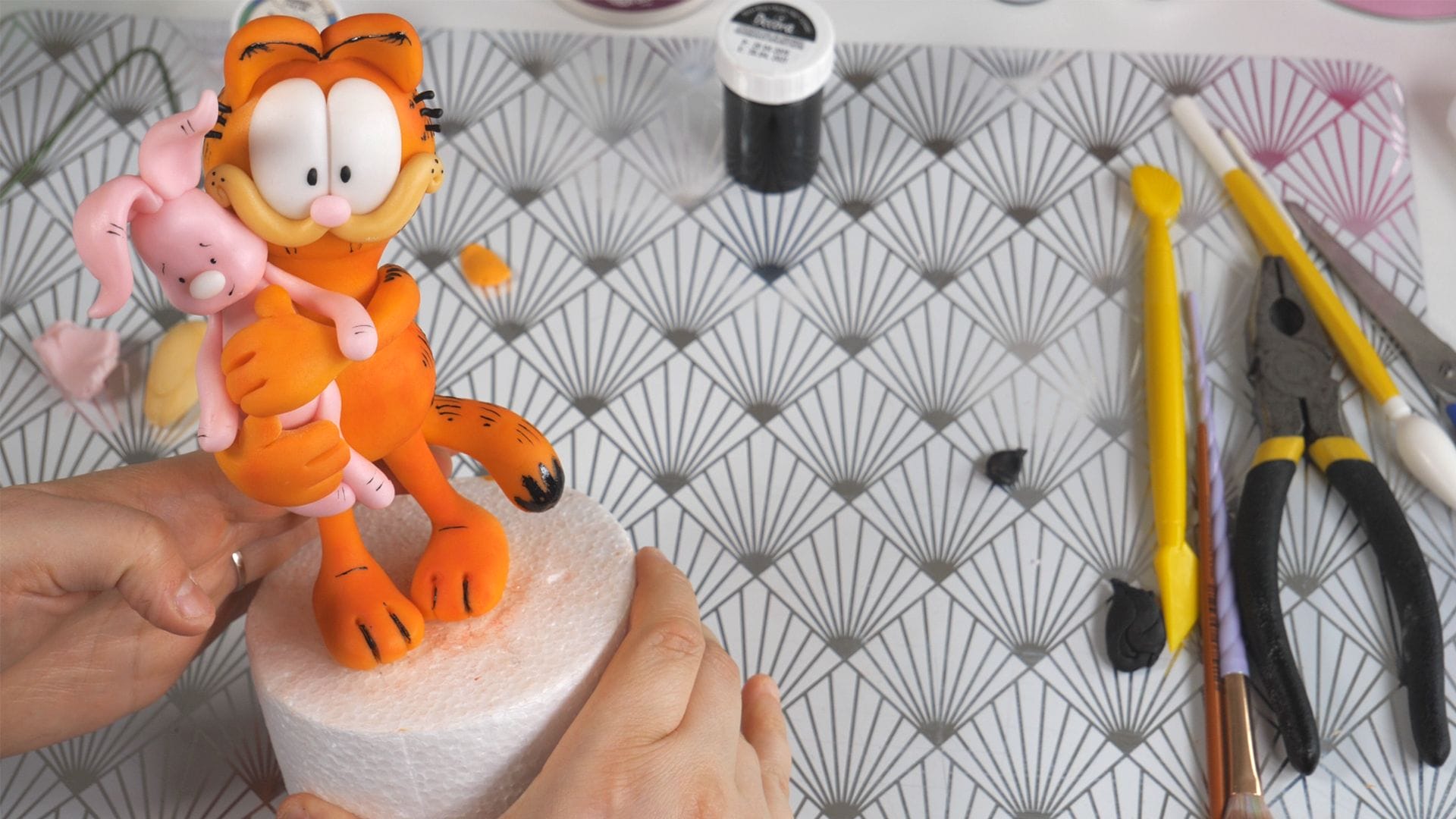 Garfield - fondant Cake topper turorial 6