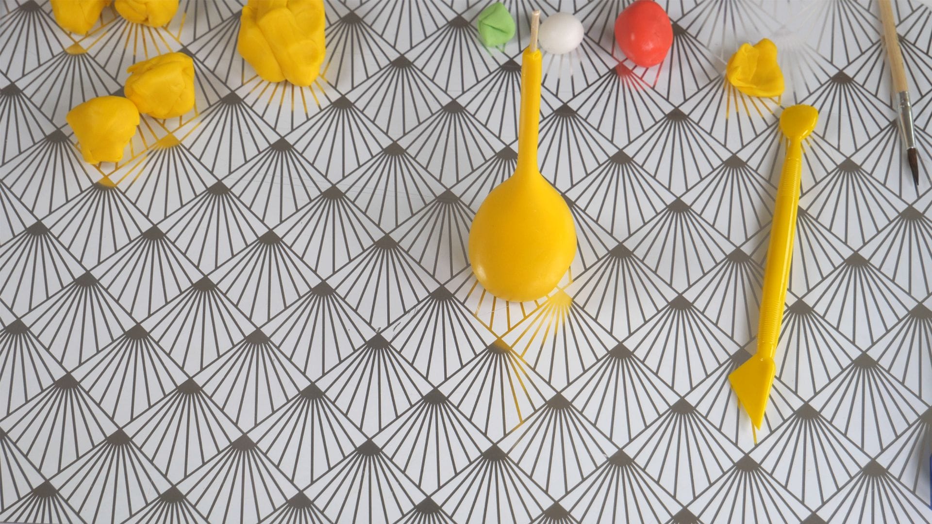 Giraffe Baby TV fondant cake topper 1