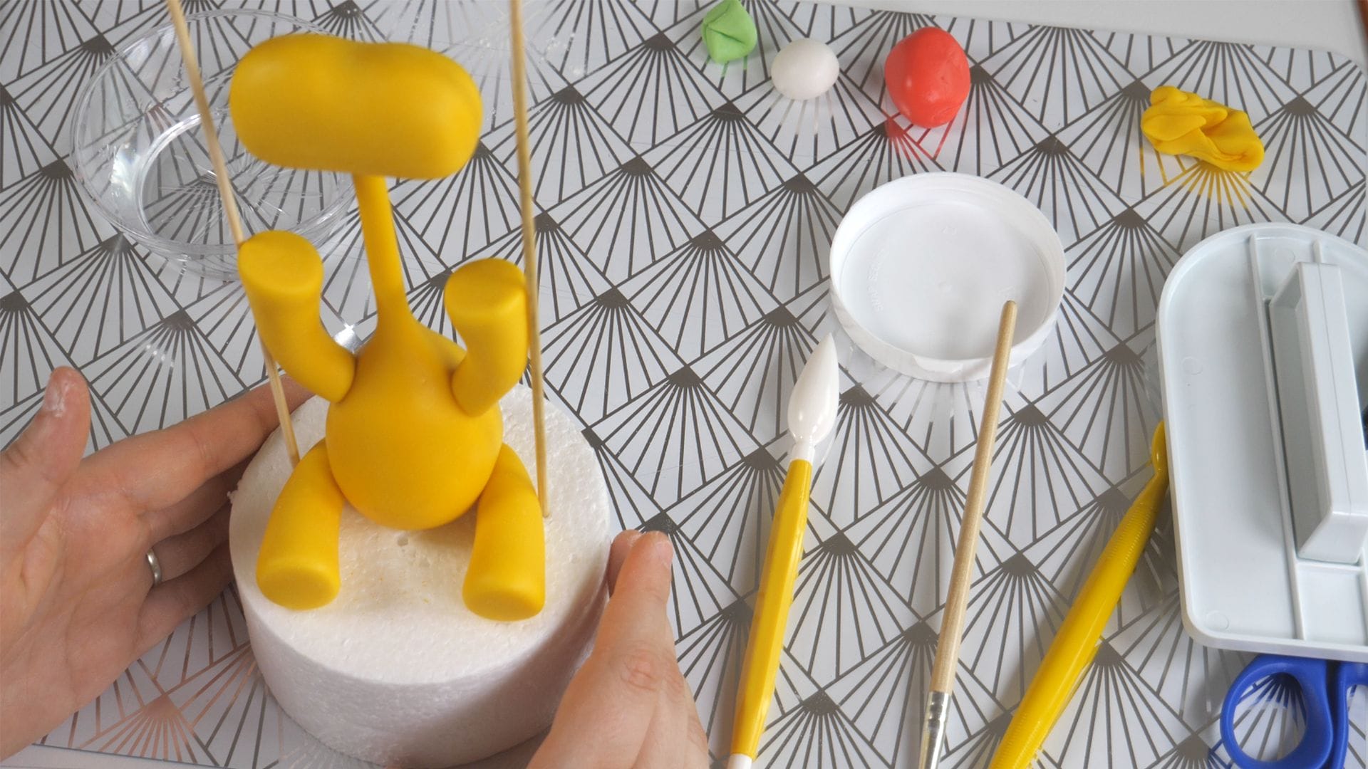 Giraffe Baby TV fondant cake topper 2