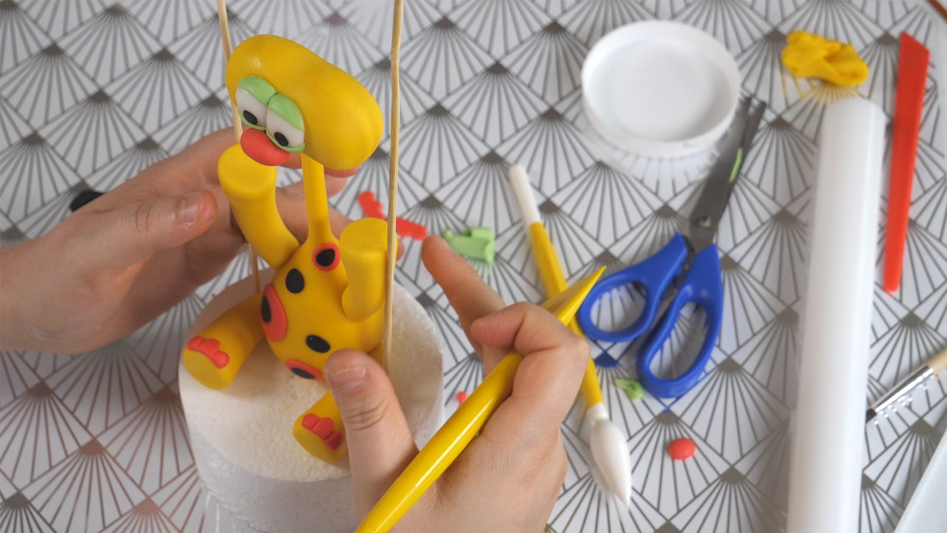 Giraffe Baby TV fondant cake topper 3