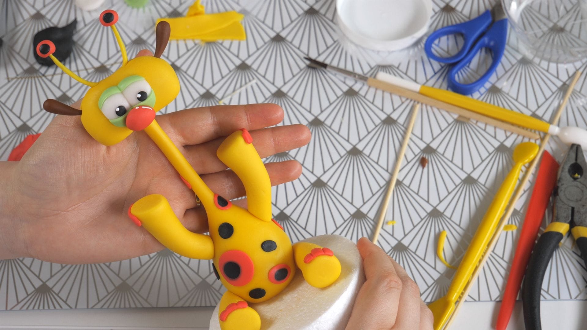 Giraffe Baby TV fondant cake topper 4