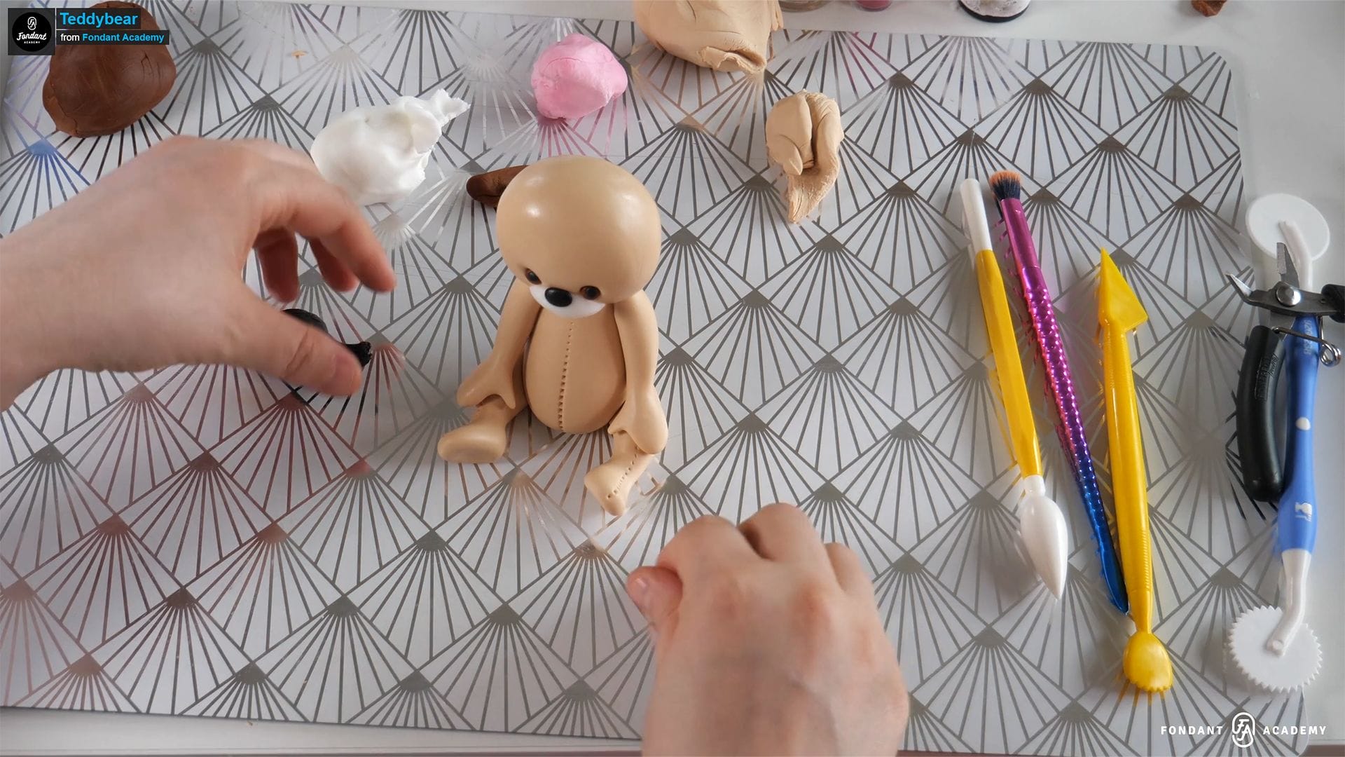 Teddy bear with a pink ribbon – Fondant Cake Topper Tutorial 4