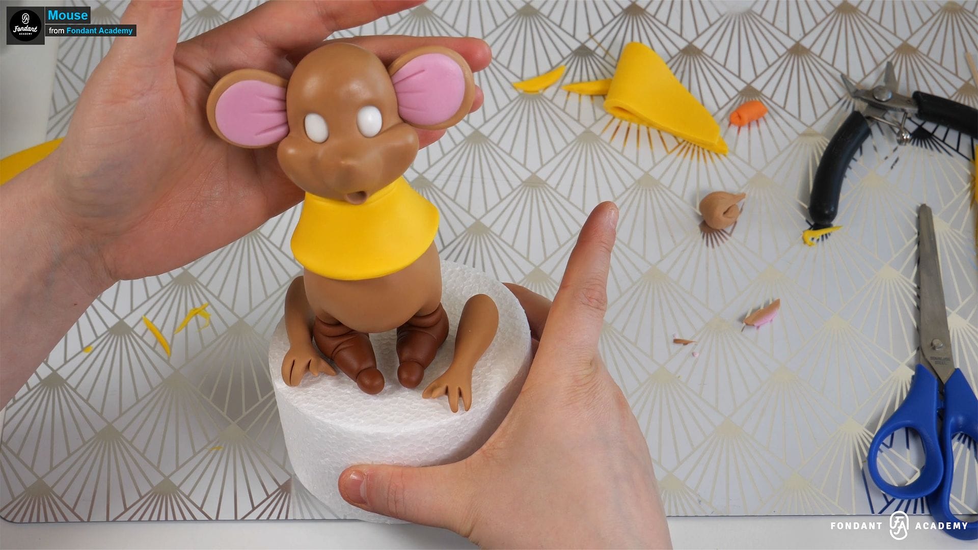 Gus mouse from Cinderella – Fondant Cake Topper Tutorial 4