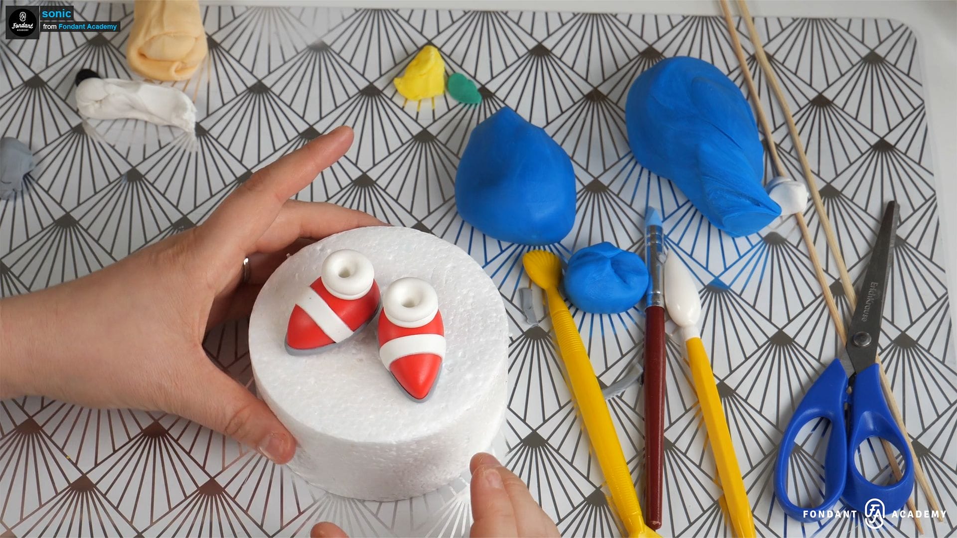Sonic – Fondant Cake Topper Tutorial 1