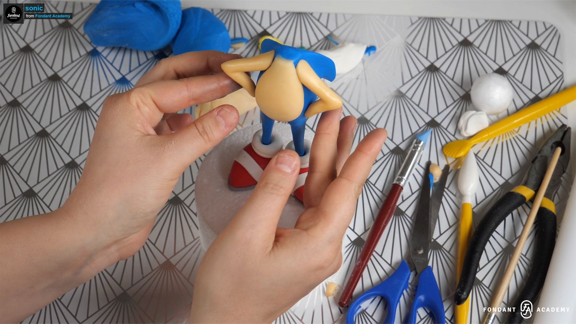 Sonic – Fondant Cake Topper Tutorial 3