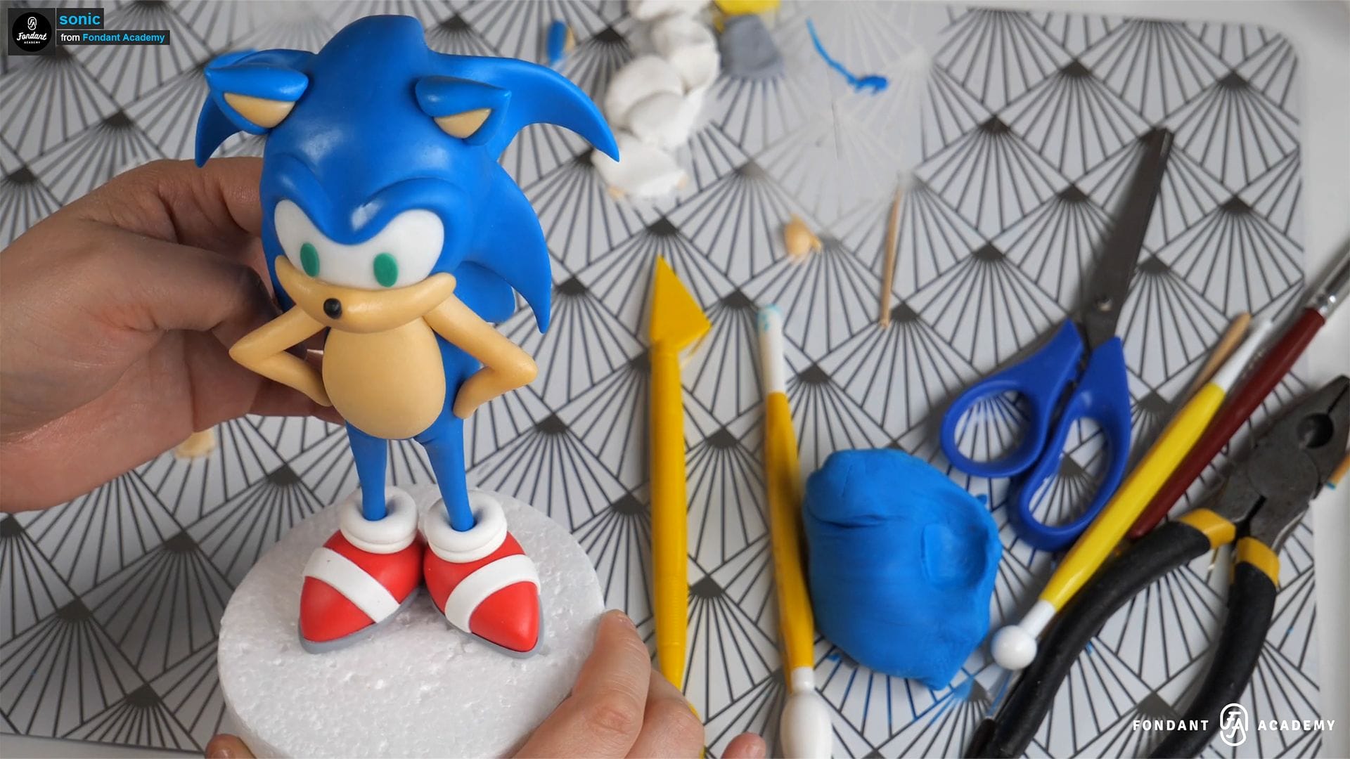 Sonic – Fondant Cake Topper Tutorial 4