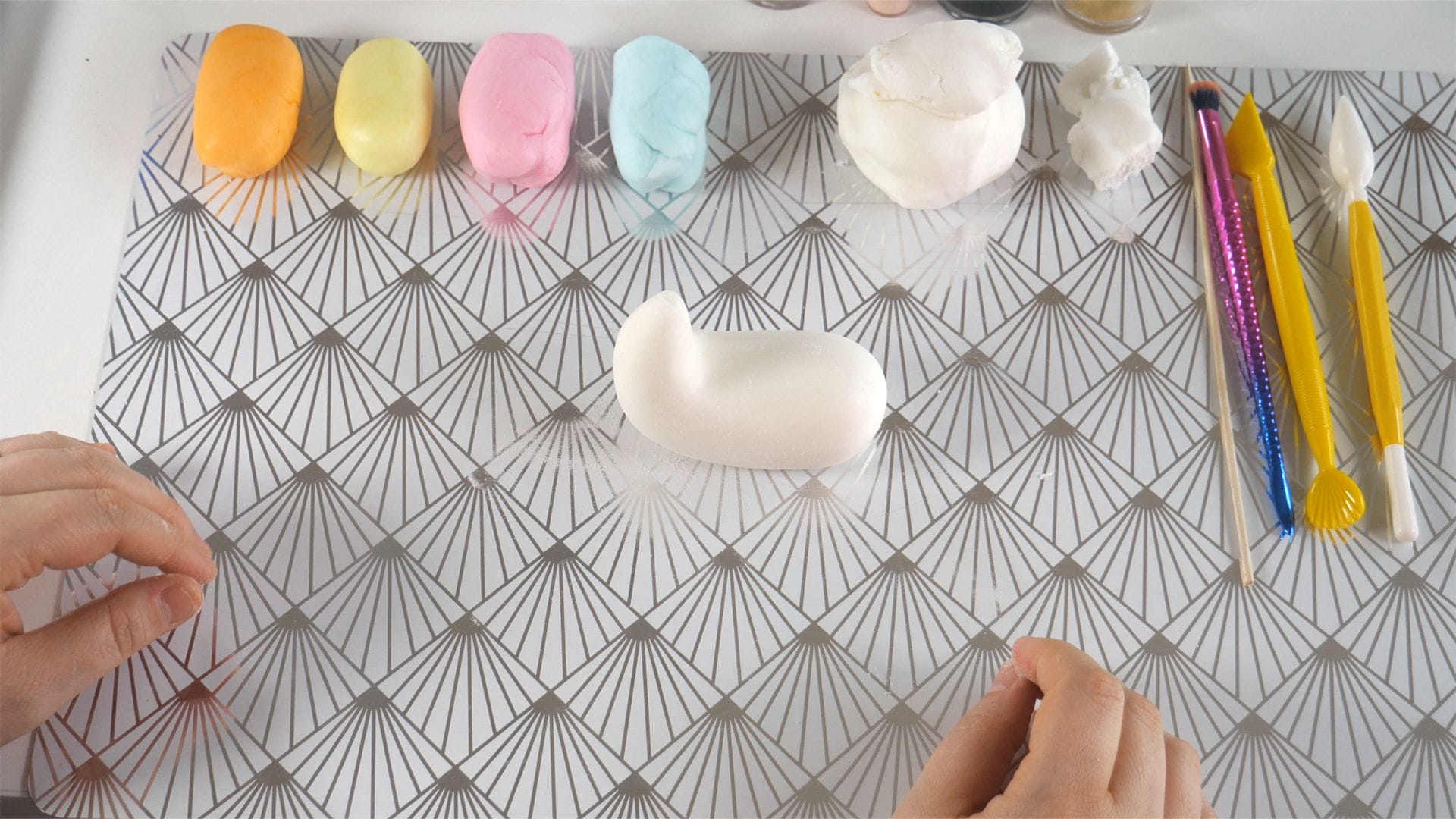 Unicorn – Fondant Cake Topper Tutorial 1