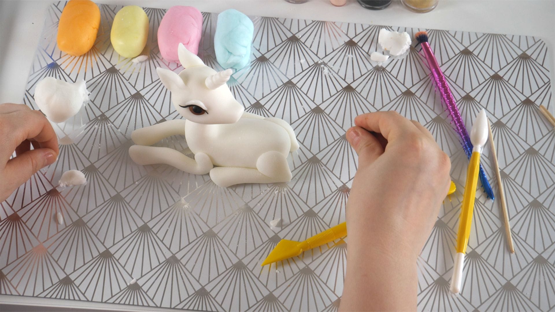 Unicorn – Fondant Cake Topper Tutorial 3