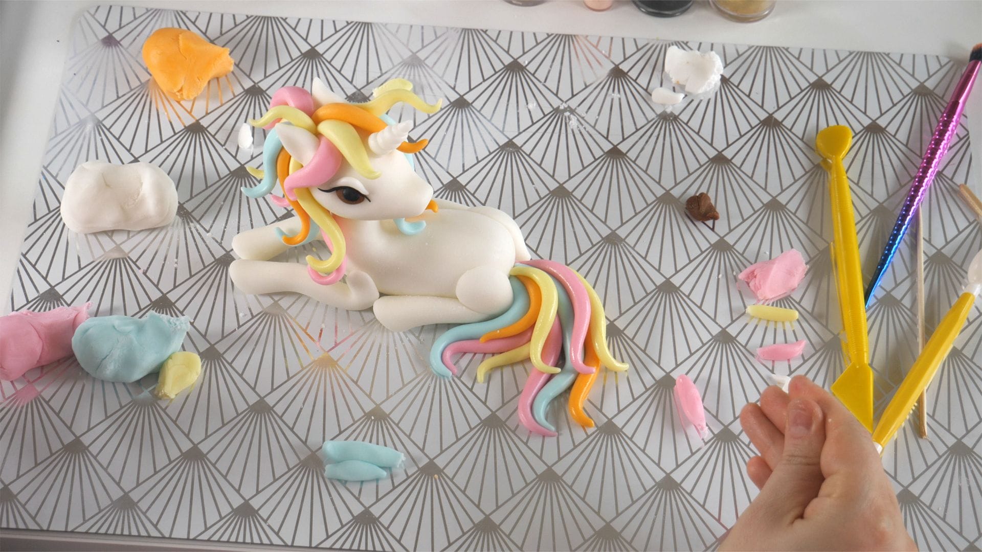 Unicorn – Fondant Cake Topper Tutorial 4