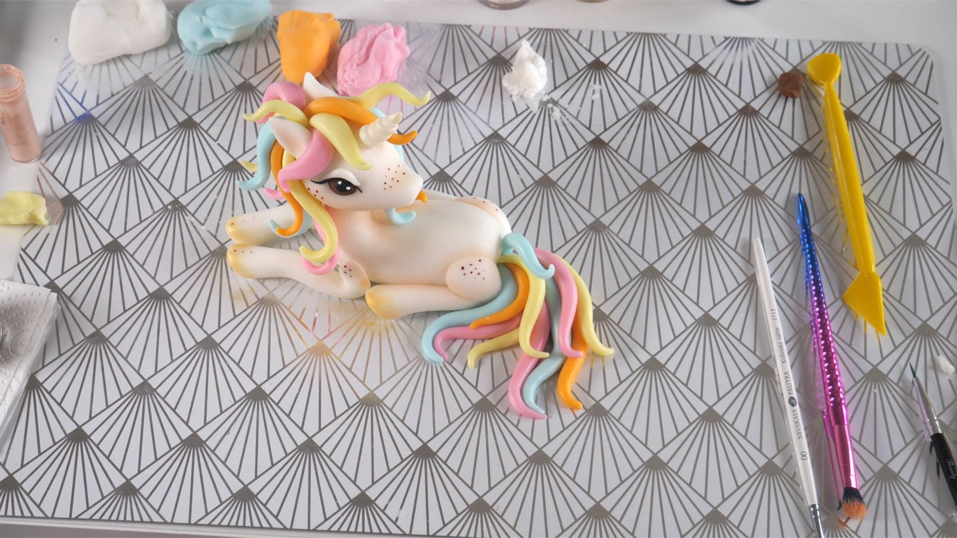 Unicorn – Fondant Cake Topper Tutorial 5