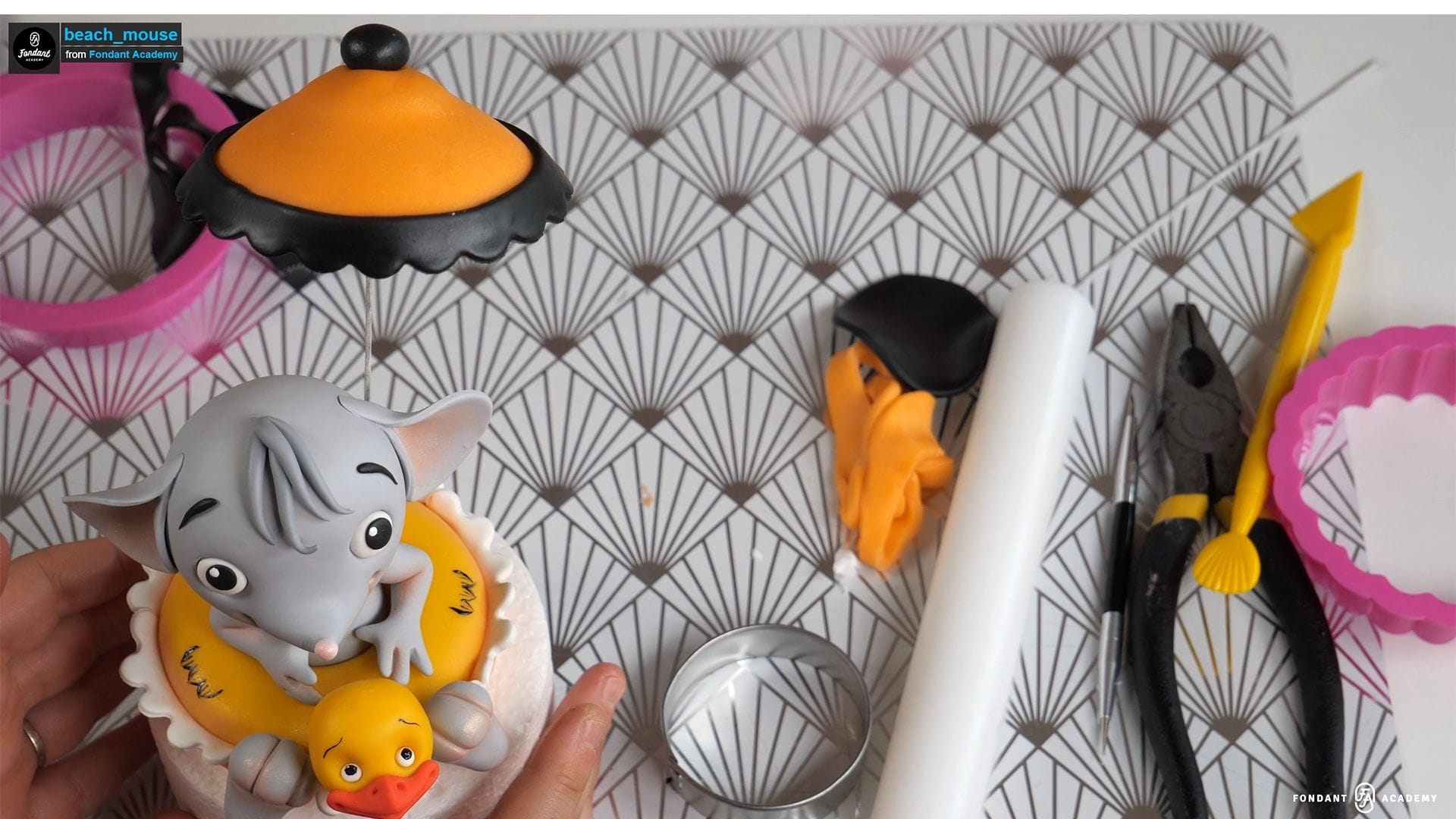 Sunny mouse - fondant cake topper tutorial 4
