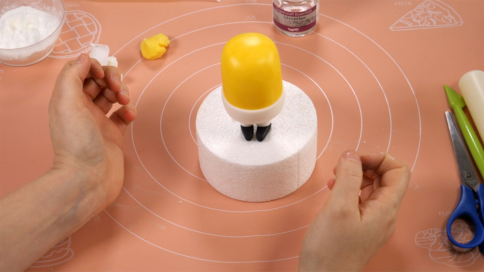 Minion – Fondant Cake Topper Tutorial 2