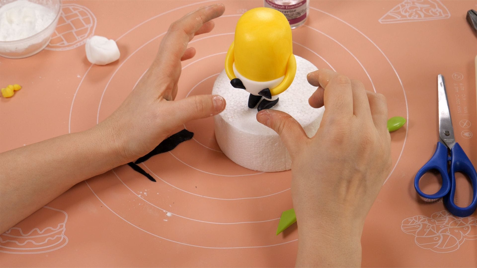 Minion – Fondant Cake Topper Tutorial 3