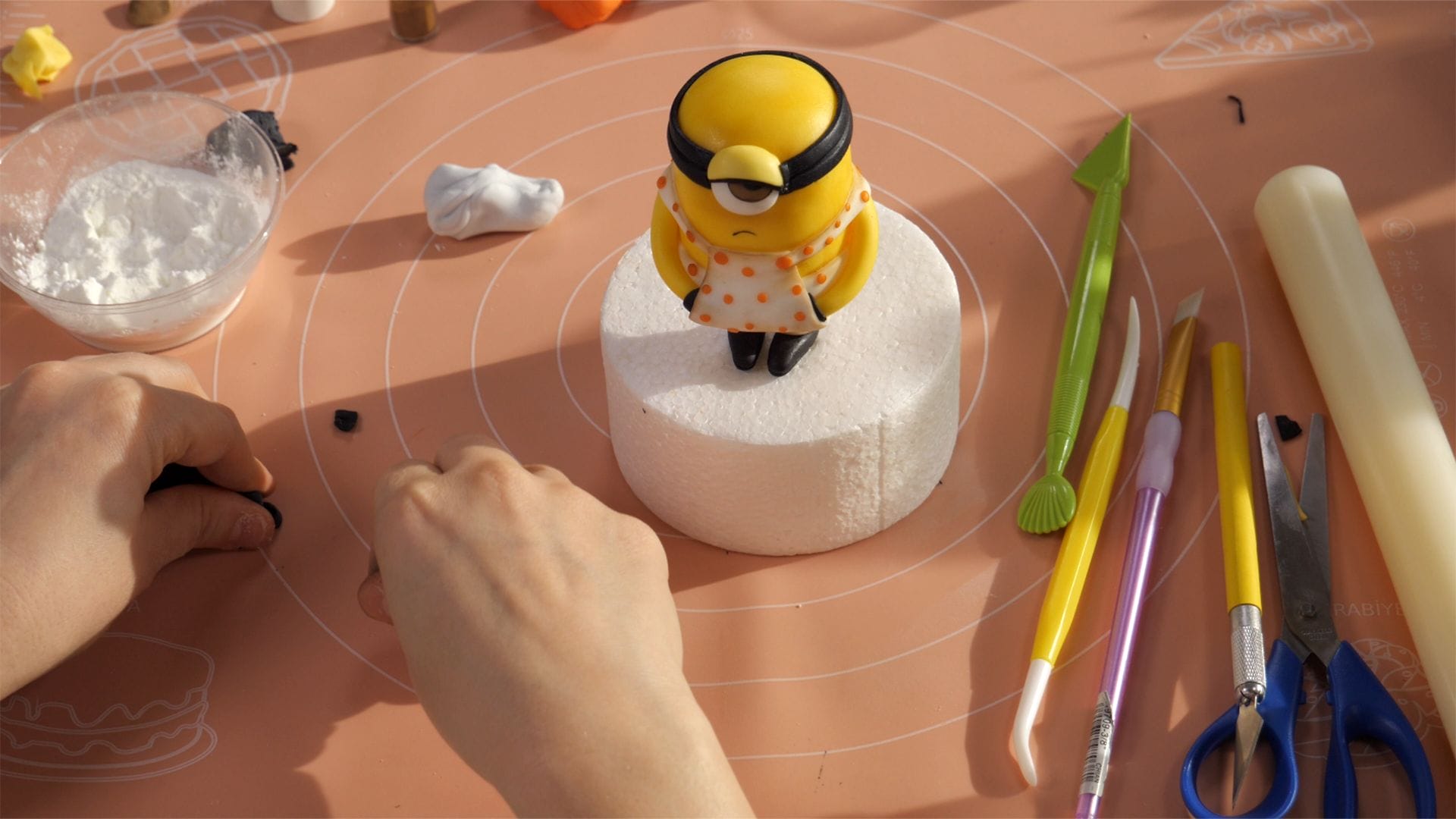 Minion – Fondant Cake Topper Tutorial 5