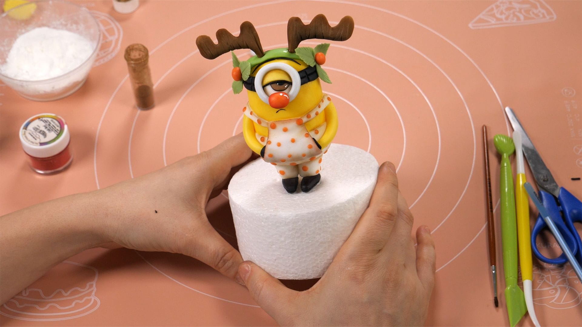 Minion – Fondant Cake Topper Tutorial 6