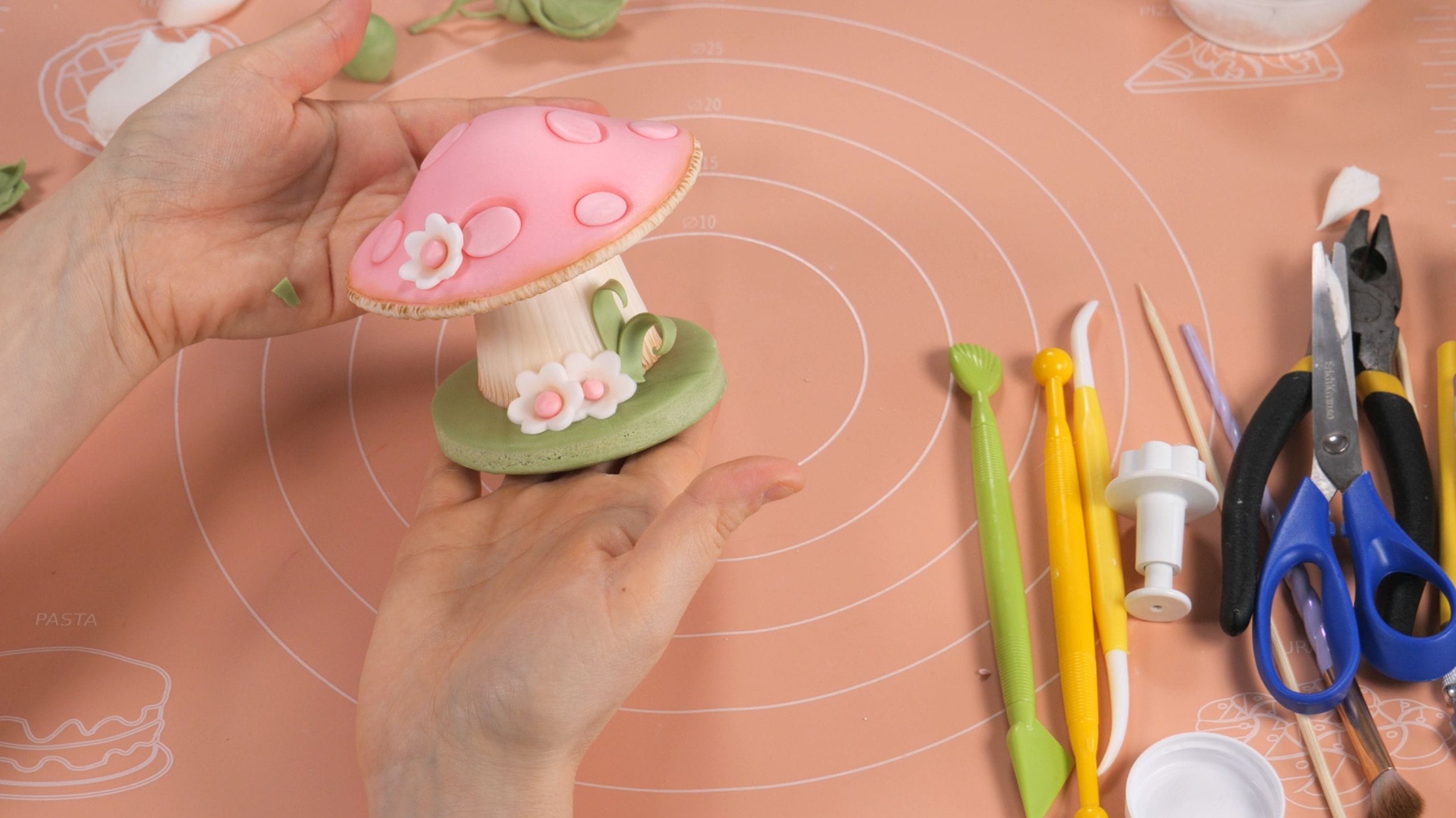 Mushroom Decoration – Fondant Tutorial 4