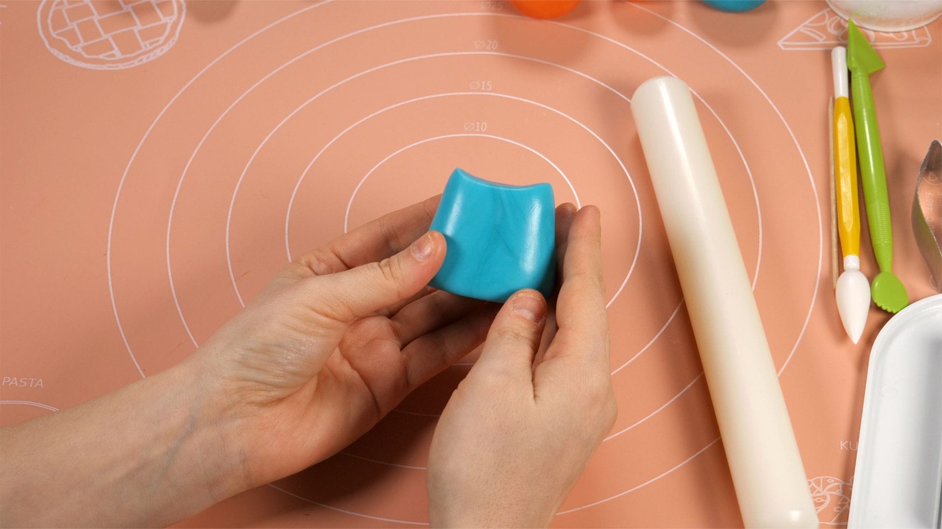 Pudding from Kid-e-Cats – Fondant Cake Topper Tutorial 1