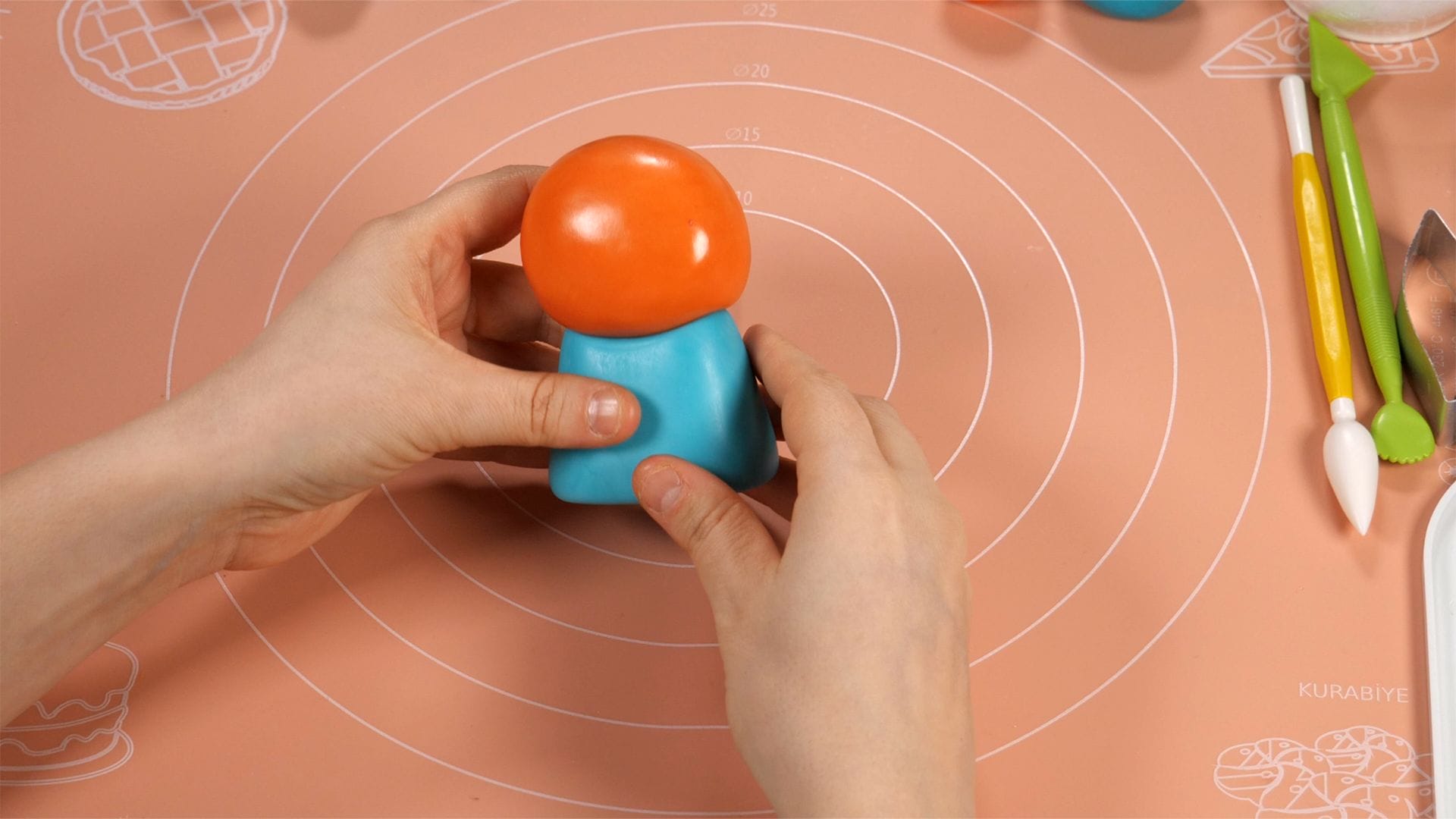 Pudding from Kid-e-Cats – Fondant Cake Topper Tutorial 2