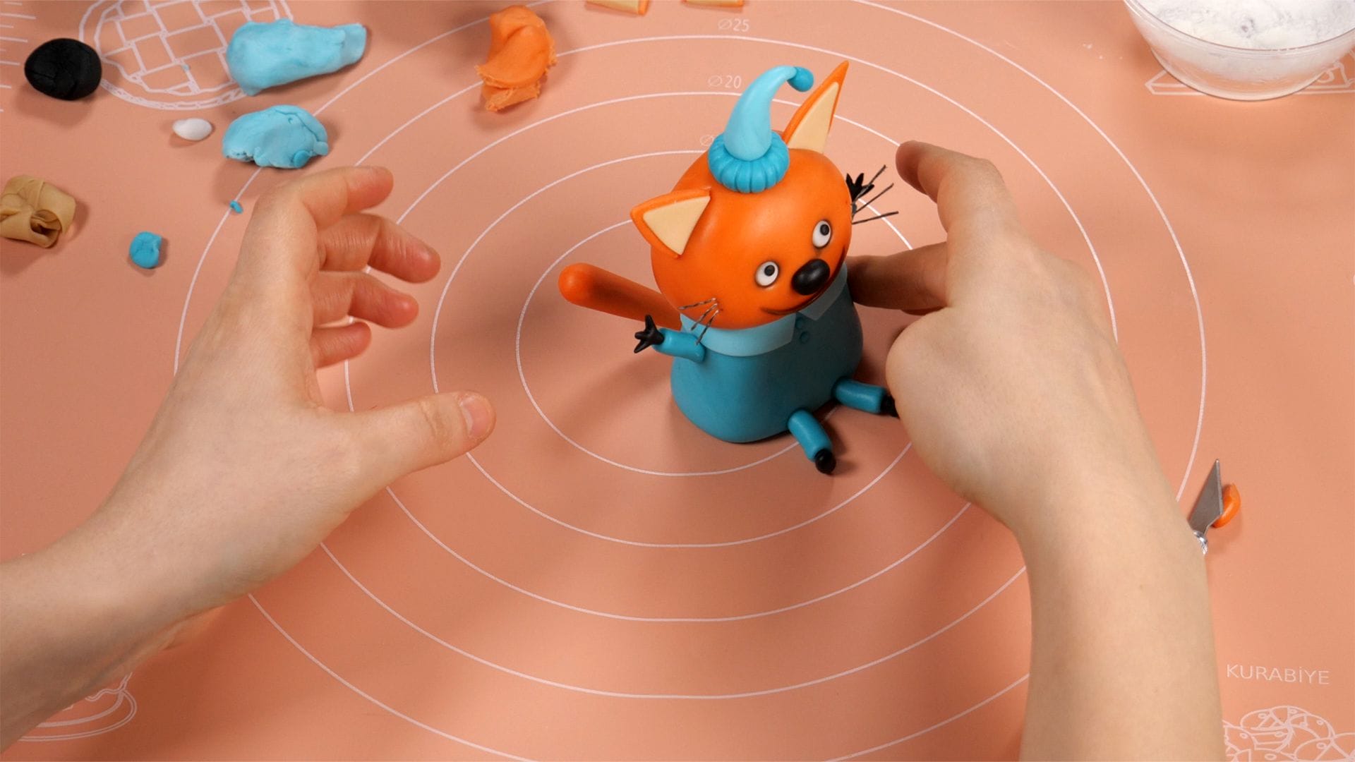 Pudding from Kid-e-Cats – Fondant Cake Topper Tutorial 4