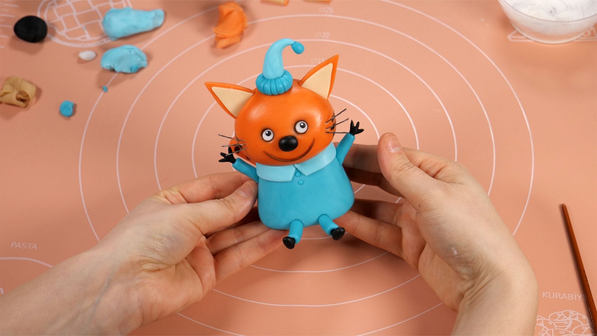 Pudding from Kid-e-Cats – Fondant Cake Topper Tutorial 5