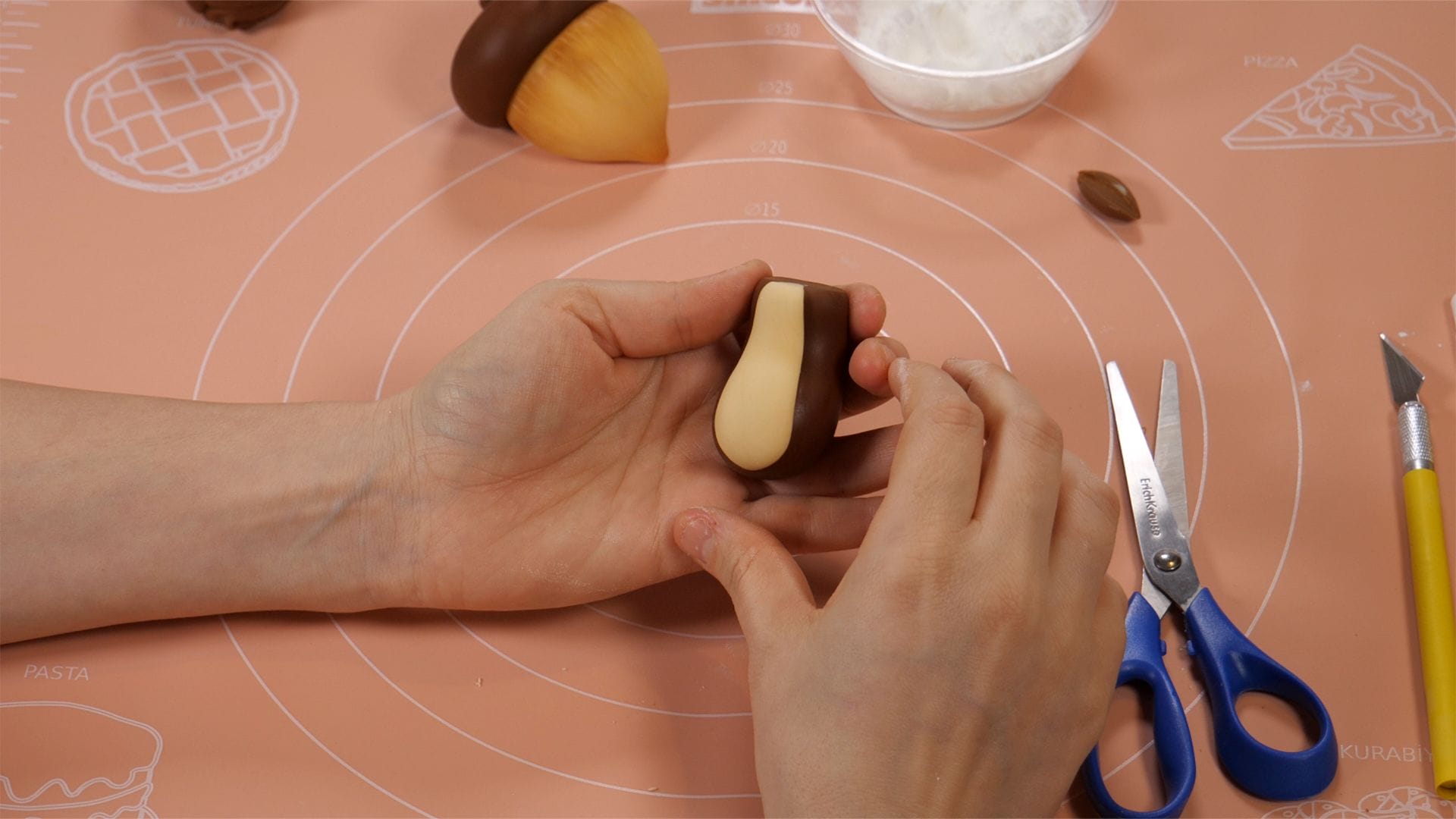 Squirrel – Fondant Cake Topper Tutorial 2