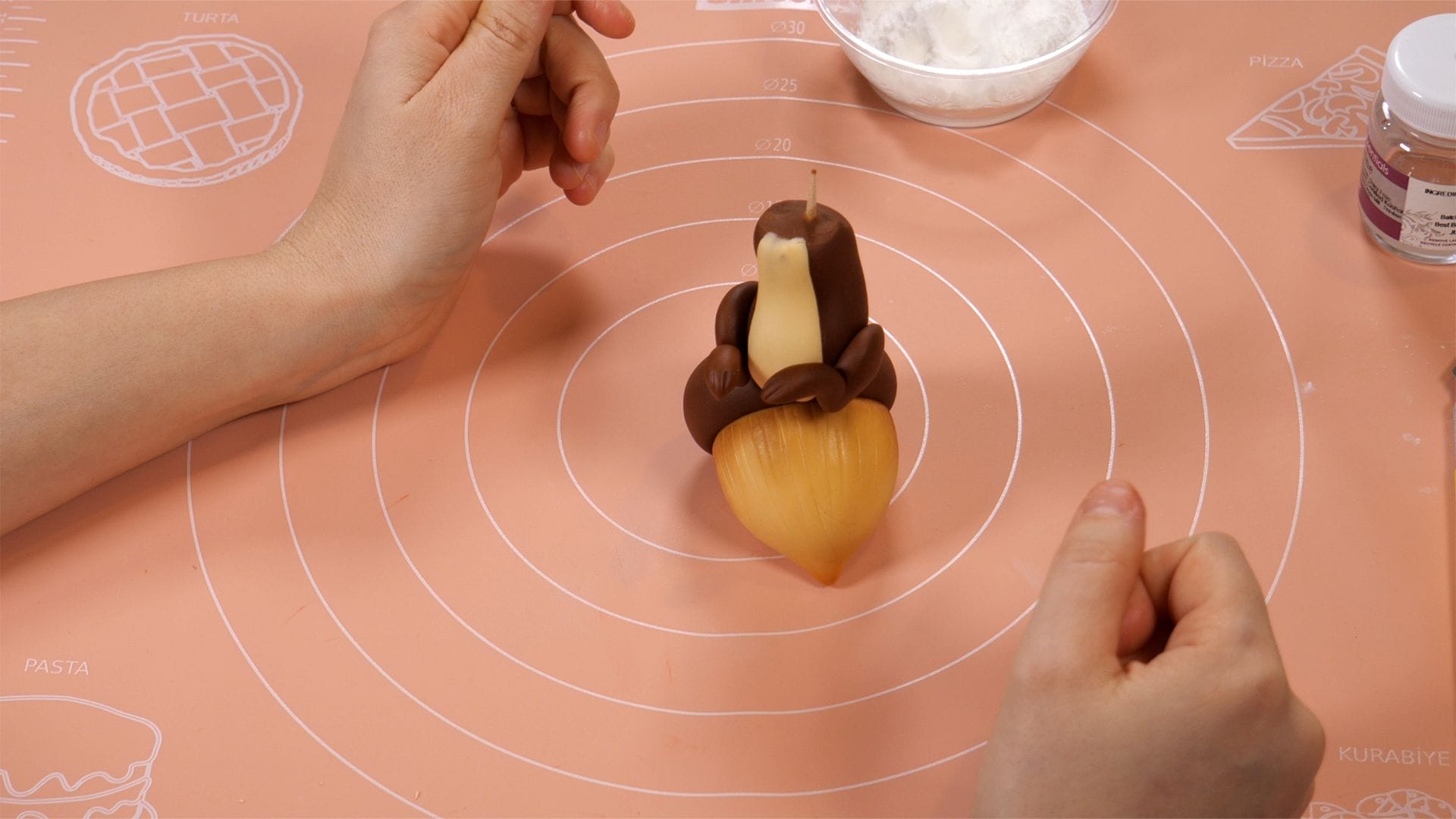 Squirrel – Fondant Cake Topper Tutorial 3