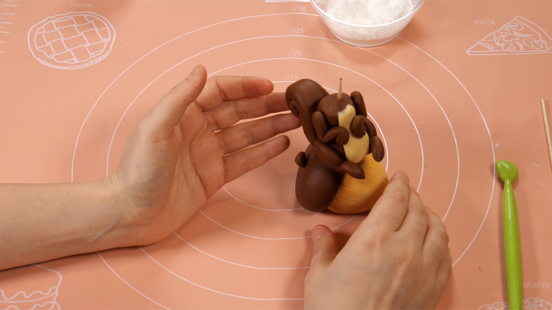 Squirrel – Fondant Cake Topper Tutorial 4