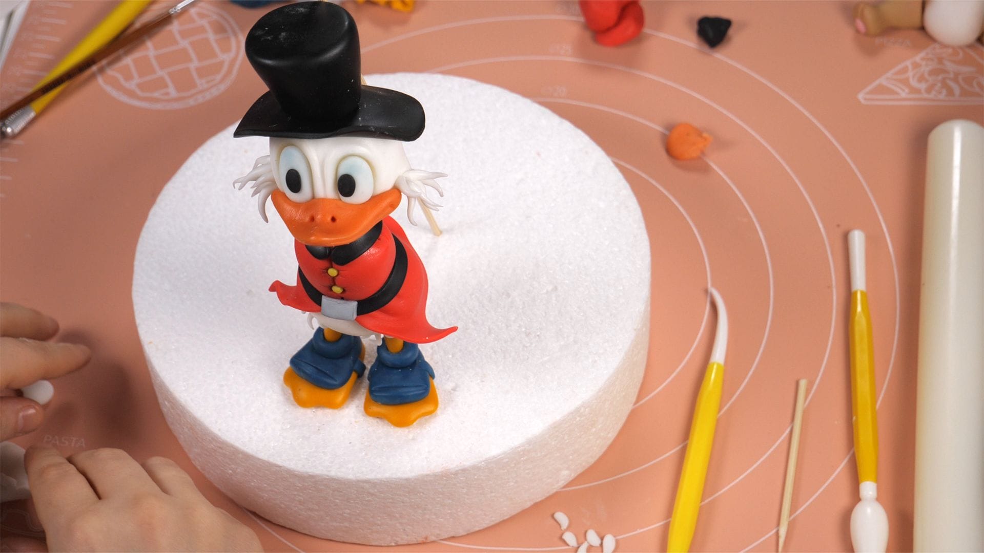 Uncle Scrooge - Fondant Cake Topper Tutorial 4