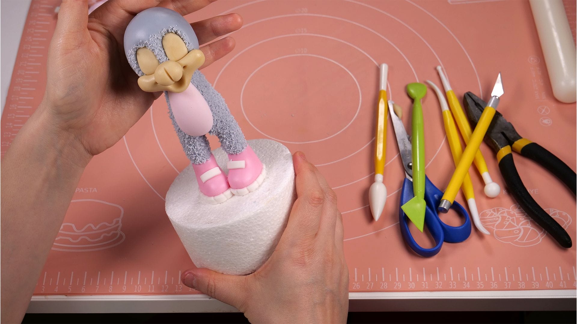 Party Rabbit – Fondant Cake Topper Tutorial 4