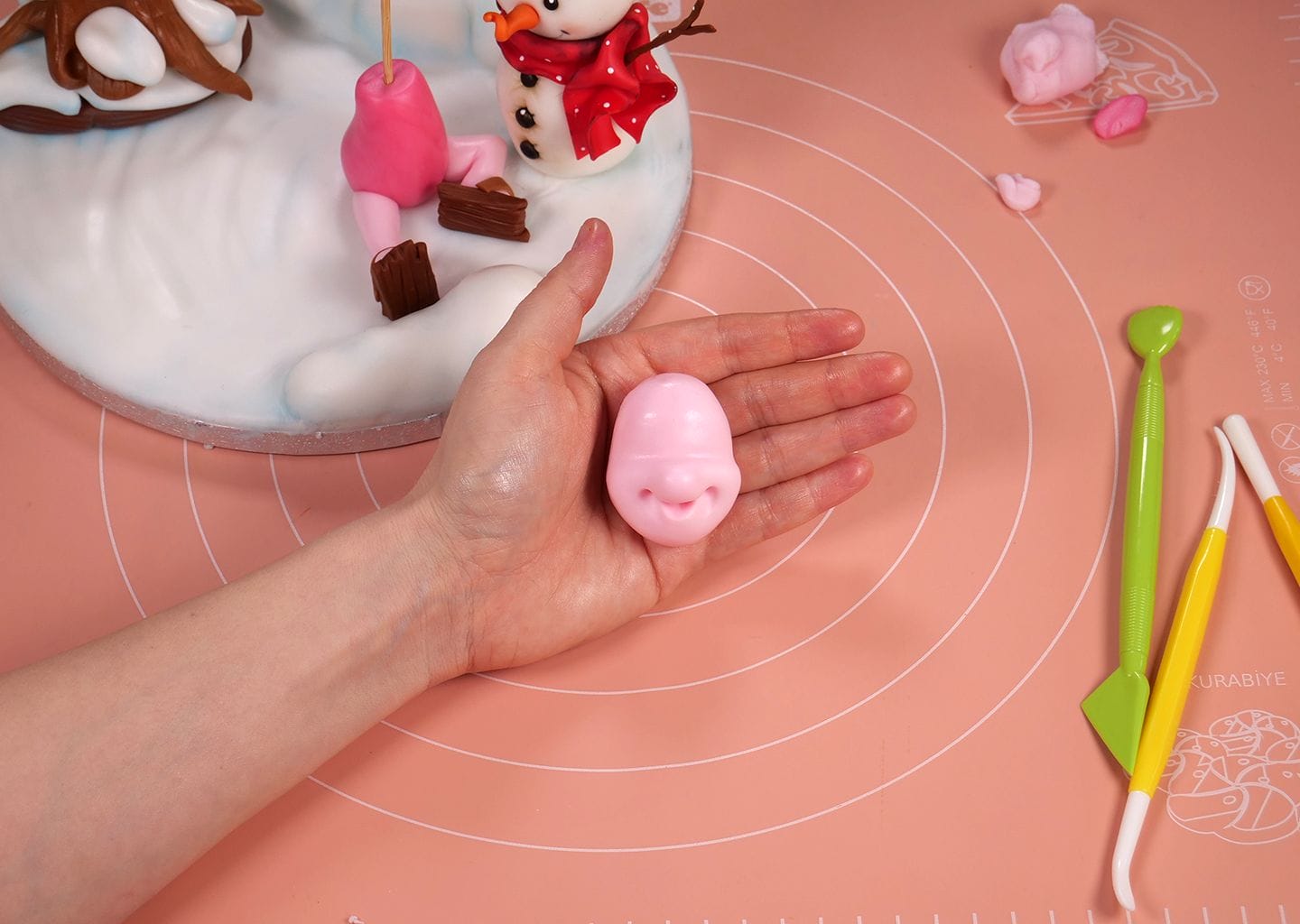 Piglet - fondant cake topper tutorial 3