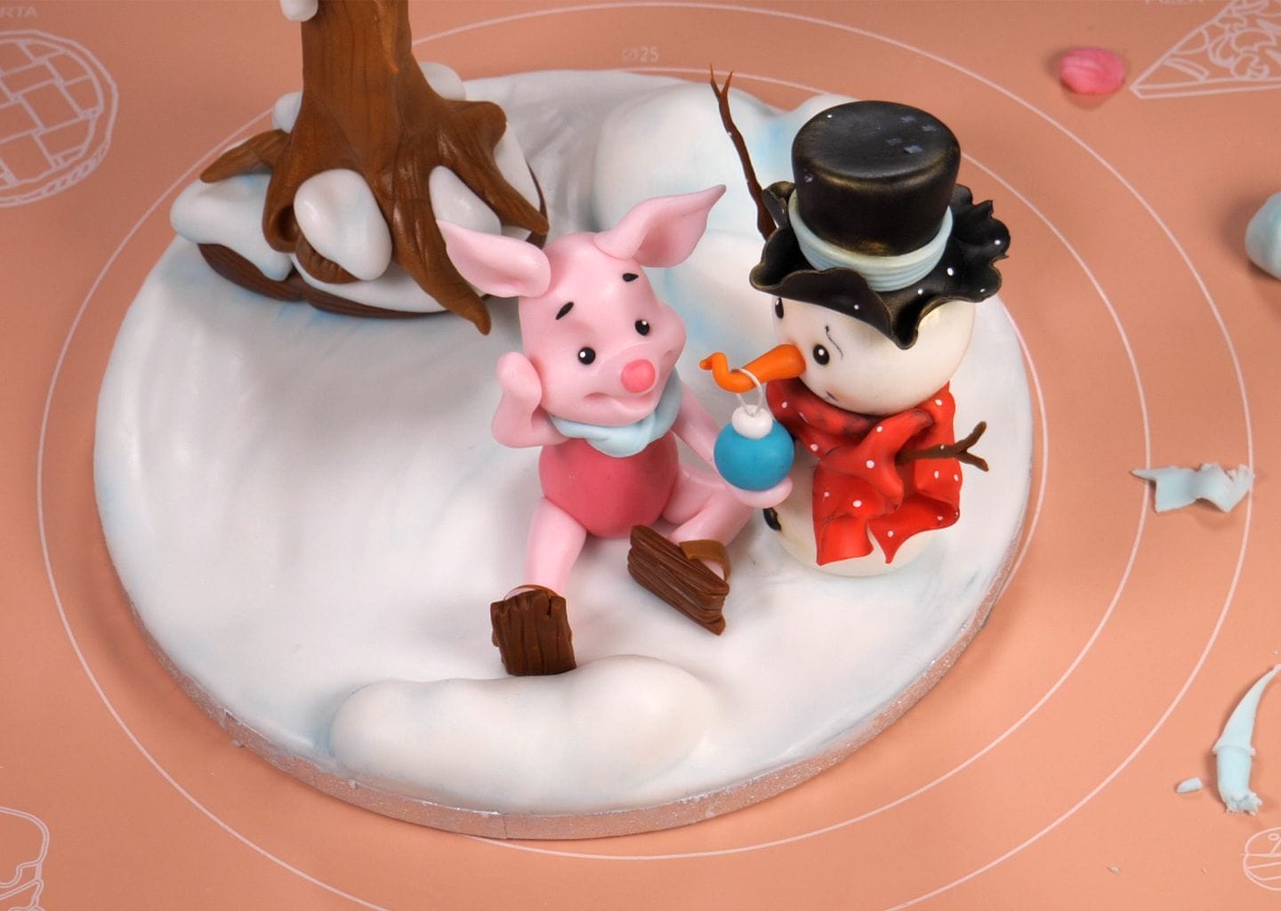 Piglet - fondant cake topper tutorial 6