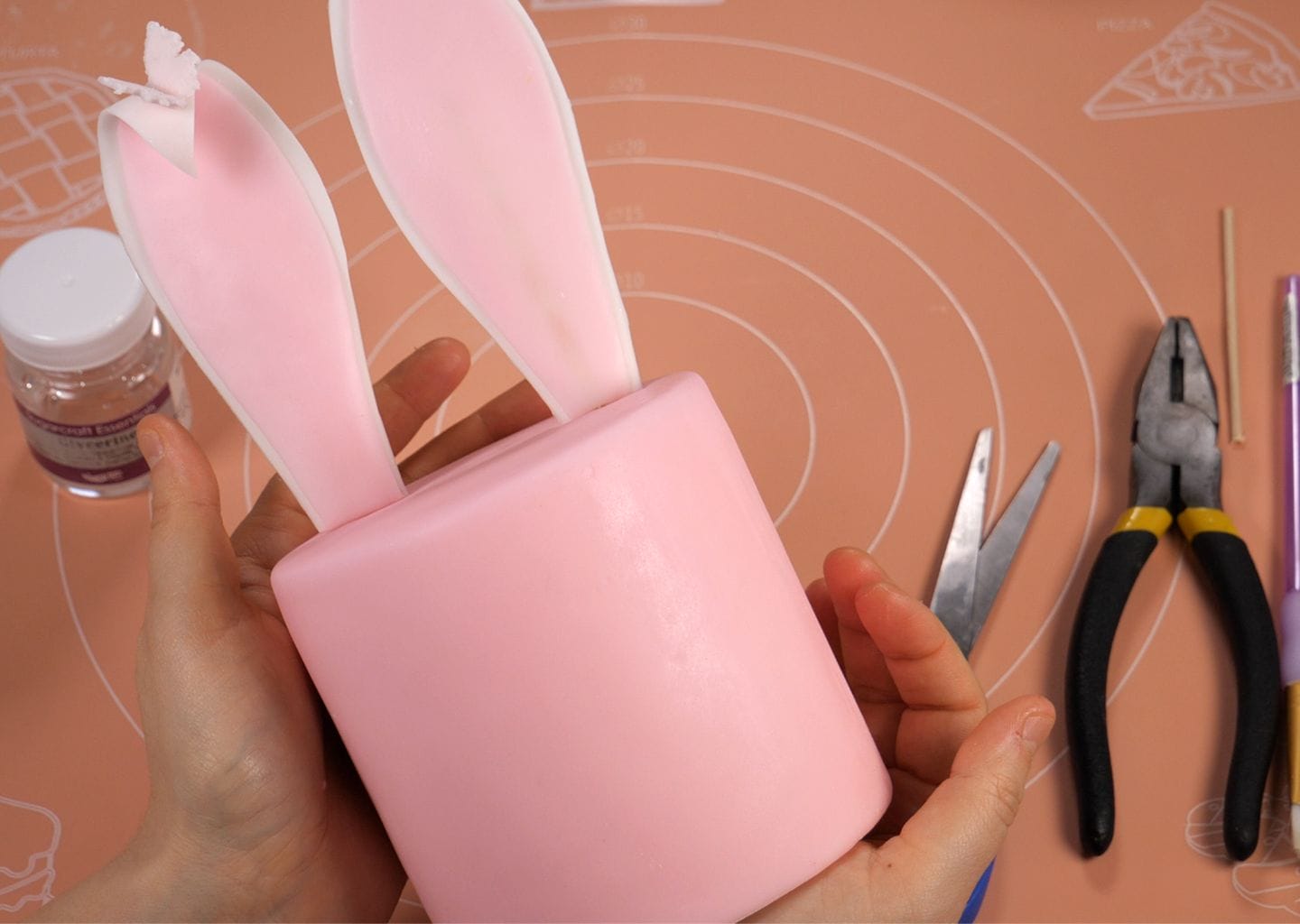 Fondant cake decoration - Ears attached to the cake
